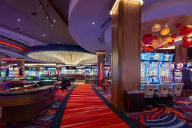 Meja Casino Hold'em dealer langsung di studio naga368 dengan kamera HD