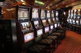 Antarmuka kontrol pemain naga368 untuk Casino Hold'em dengan tombol keputusan dan obrolan dealer